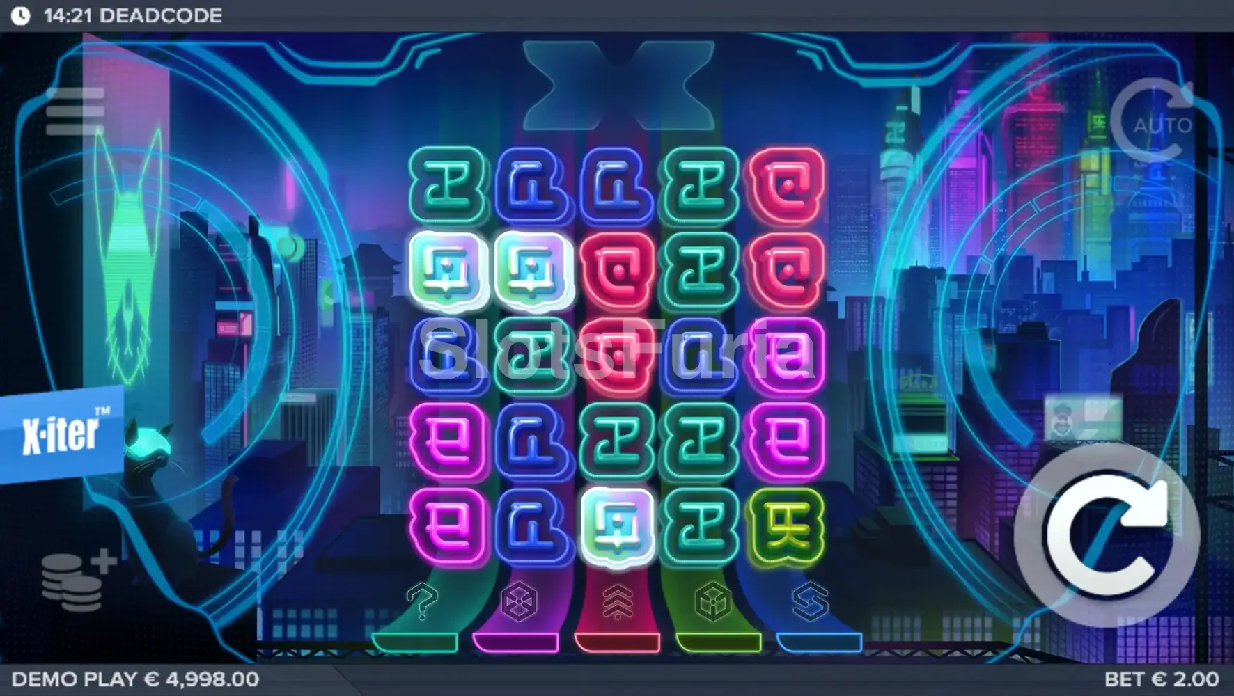 Juego base de Deadcode con ciudad cyberpunk y cuadrícula 5x5