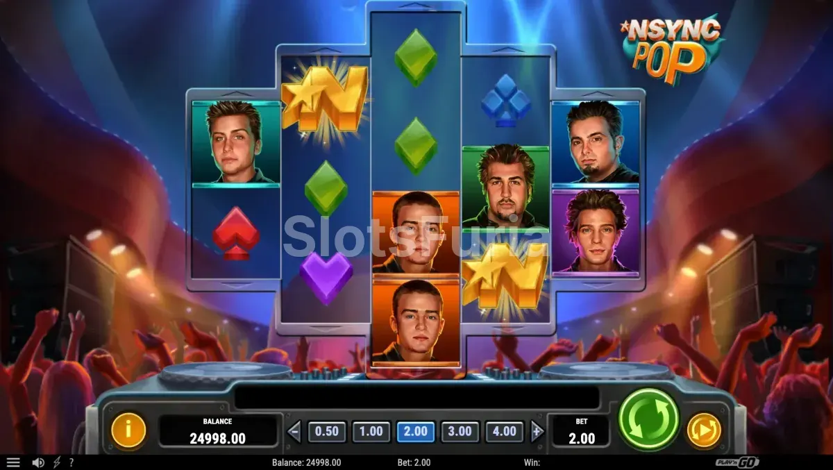 Pantalla principal de NSYNC POP con la multitud del concierto