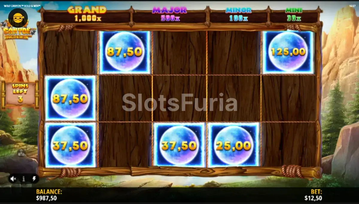 Función Hold and Win activada en Wolf Canyon Hold & Win con monedas bloqueadas en los rodillos